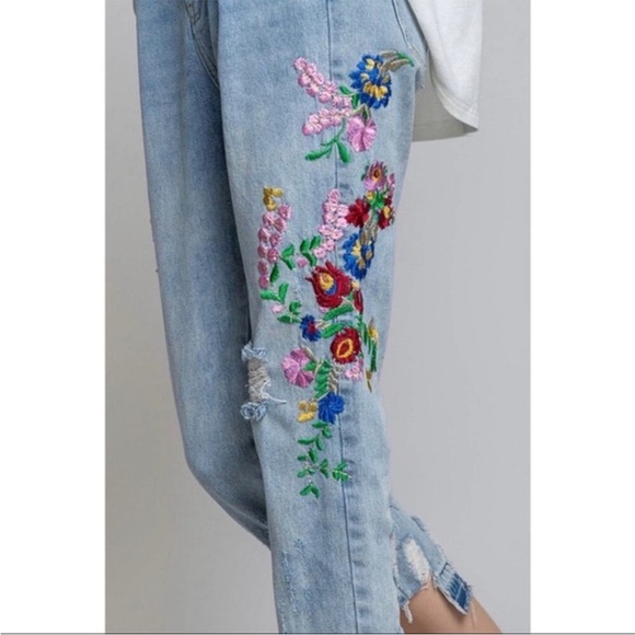 SALE!!!!!! NWT Floral Embroidered Light Denim Jeans - Picture 3 of 10